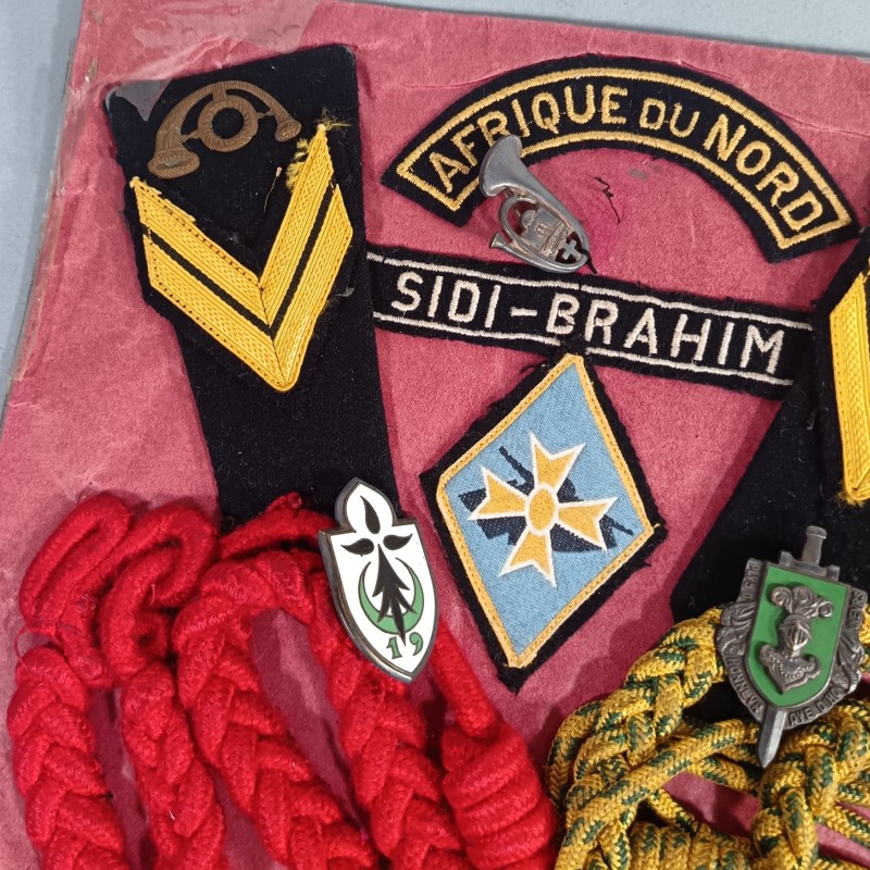 ENSEMBLE D'UN ANCIEN SERGENT DES CHASSEURS ALPINS FOURRAGERES CALOT INSIGNE EPAULETTES BANDES DE BRAS